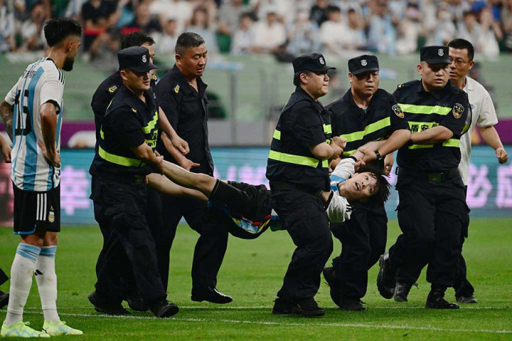 Di terus berlari menuju kiper Argentina Emiliano Martinez dan terus memutar sampai akhirnya beberapa petugas keamanan, termasuk aparat kepolisian berhasil menjatuhkannya di kotak penalti depan gawang Australia.