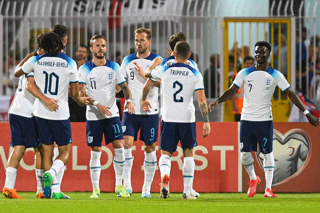 Inggris membuka skor ketika laga baru berjalan delapan menit. Bek Malta, Ferdinando Apap mencetak gol bunuh diri setelah salah mengantisipasi umpan Bukayo Saka. Skor menjadi 1-0.