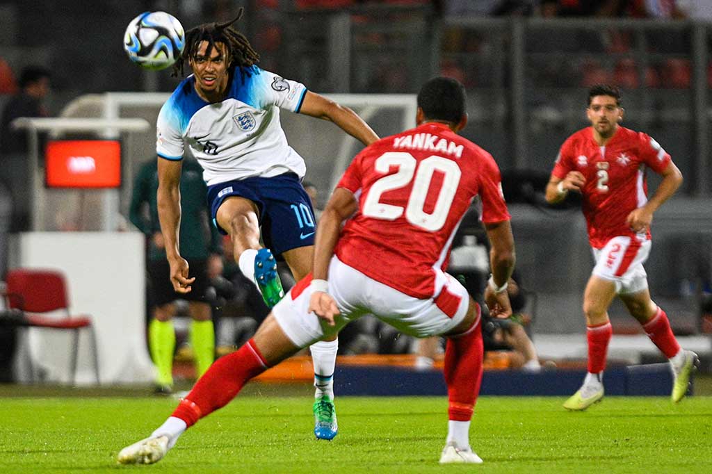 Tim tamu menggandakan keunggulan pada menit ke-28 lewat gol Trent Alexander-Arnold. Pemain Liverpool itu melepaskan bola tembakan dari luar kotak penalti yang menjebol gawang Malta. Inggris unggul 2-0.