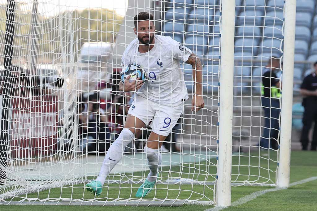 Tim tamu sudah langsung unggul saat pertandingan baru berjalan tiga menit. Kingsley Coman bergerak di sisi kanan dan melepaskan umpan silang yang disundul Olivier Giroud masuk ke gawang kiper Gibraltar, Dayle Coleing. Prancis unggul 1-0.
