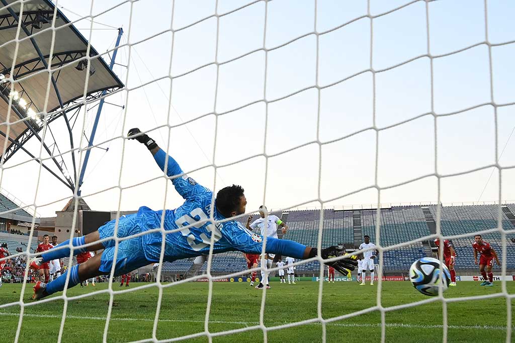 Prancis menambah keunggulan jelang akhir babak pertama setelah wasit menghadiahkan penalti akibat handball Roy Chipolina. Kylian Mbappe maju sebagai eksekutor dan sukses mengubah skor menjadi 2-0.