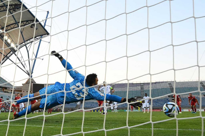 Prancis menambah keunggulan jelang akhir babak pertama setelah wasit menghadiahkan penalti akibat handball Roy Chipolina. Kylian Mbappe maju sebagai eksekutor dan sukses mengubah skor menjadi 2-0.