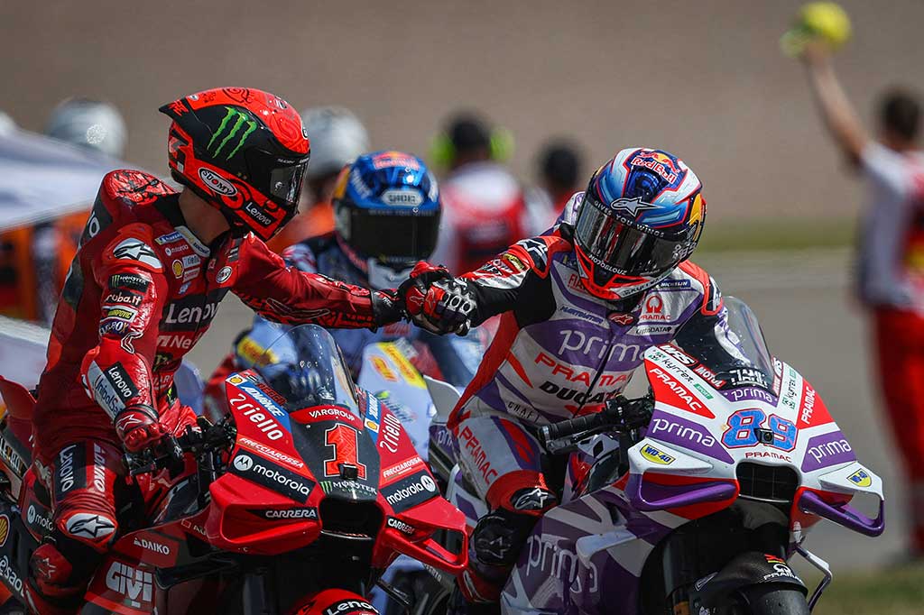 Sementara itu juara dunia Francesco Bagnaia berada di urutan kedua, dan Jack Miller untuk KTM menggenapi podium.