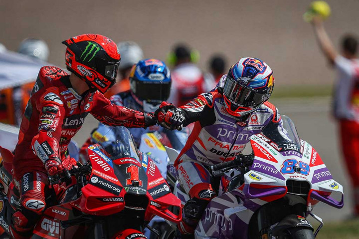 Sementara itu juara dunia Francesco Bagnaia berada di urutan kedua, dan Jack Miller untuk KTM menggenapi podium.
