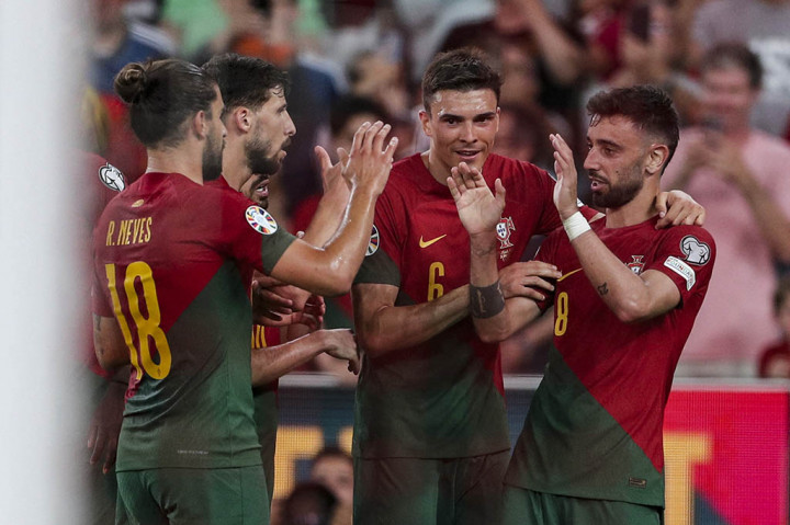 Portugal bisa menggandakan keunggulan pada menit ke-77. Kali ini giliran Fernandes yang menjebol gawang Bosnia lewat sundulannya usai menerima umpan silang Neves ke kotak penalti. Skor menjadi 2-0.