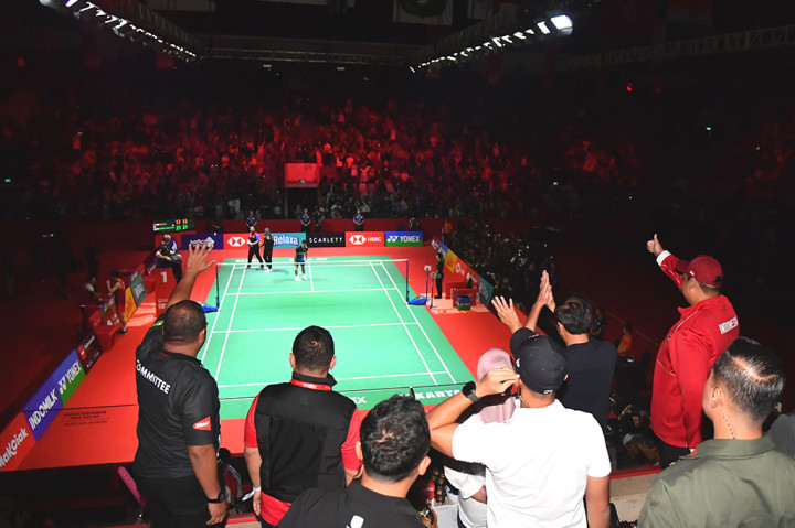 Selama pertandingan semifinal berjalan, Presiden Jokowi dan Ibu Iriana berkali-kali bertepuk tangan saat Ginting menambah skor. Saat Ginting memastikan langkahnya ke final, Presiden dan Ibu Iriana tampak berdiri dan
memberikan tepuk tangan. 