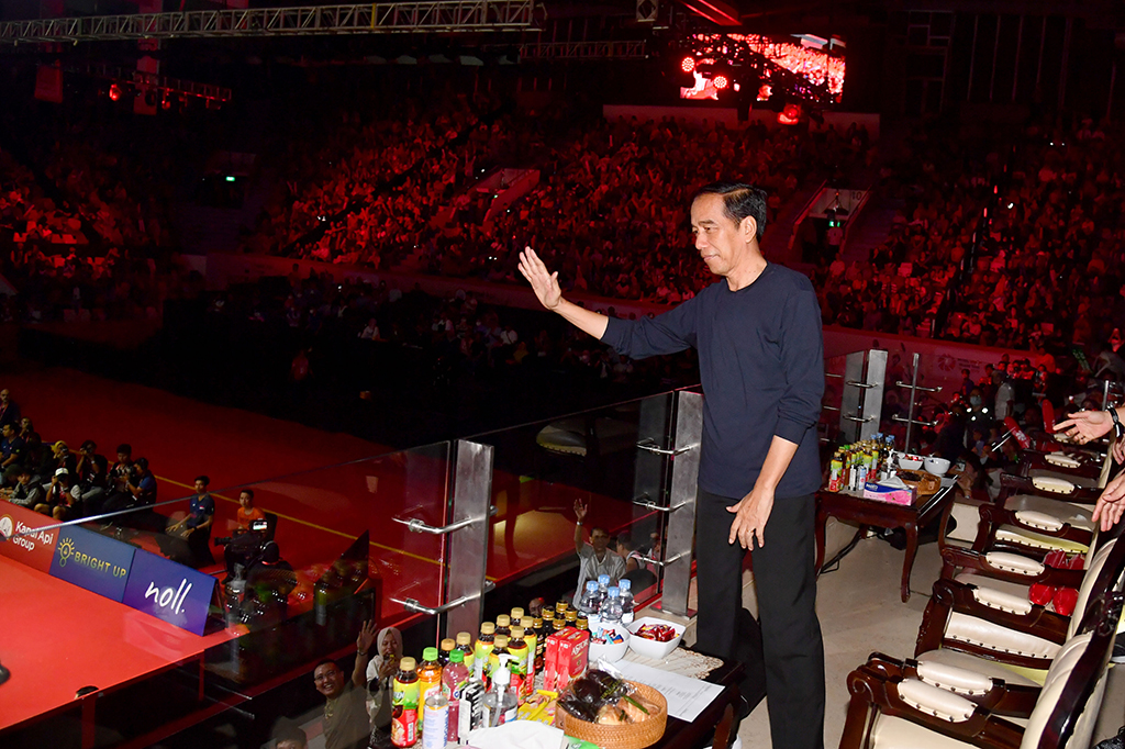 Dalam laga semifinal yang berlangsung selama 51 menit tersebut, Anthony Ginting berhasil keluar sebagai pemenang setelah menyudahi perlawanan Shi Feng dengan dua gim langsung, 21-17, 21-15.