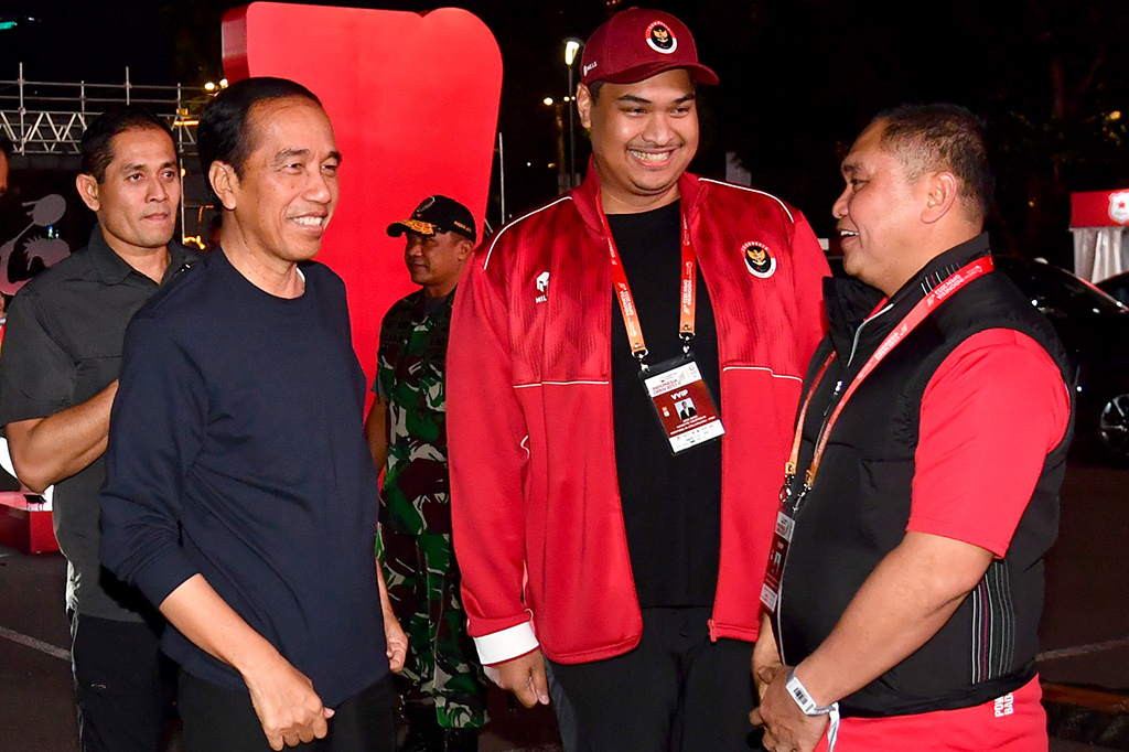 Presiden Joko Widodo bersama Ibu Iriana Joko Widodo menyaksikan langsung pertandingan semifinal kejuaraan badminton Indonesia Open 2023 di Istora Gelora Bung Karno, Jakarta, pada Sabtu malam, 17 Juni 2023. Pertandingan mempertemukan tunggal putra andalan Indonesia, Anthony Sinisuka Ginting, melawan tunggal putra Tiongkok, Li Shi Feng.