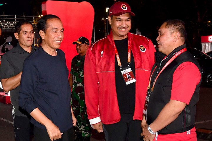 Presiden Joko Widodo bersama Ibu Iriana Joko Widodo menyaksikan langsung pertandingan semifinal kejuaraan badminton Indonesia Open 2023 di Istora Gelora Bung Karno, Jakarta, pada Sabtu malam, 17 Juni 2023. Pertandingan mempertemukan tunggal putra andalan Indonesia, Anthony Sinisuka Ginting, melawan tunggal putra Tiongkok, Li Shi Feng.