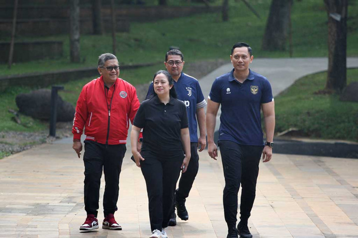 Ketua DPP PDI Perjuangan Puan Maharani bertemu dengan Ketua Umum Partai Demokrat Agus Harimurti Yudhoyono (AHY) usai olahraga pagi di Plataran Hutan Kota Gelora Bung Karno, Jakarta Pusat, Minggu, 18 Juni 2023.