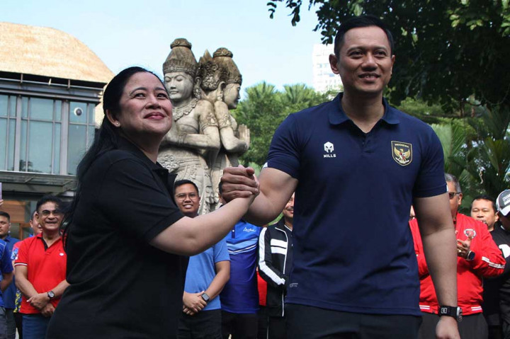 Puan dan AHY berjabat tangan dan salam komando.