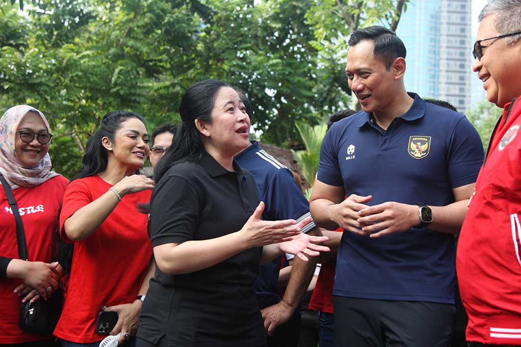 Mereka kemudian berbincang santai.
