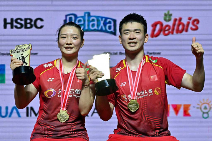 Ganda campuran Tiongkok Zheng Si Wei/Huang Ya Qiong mempertahankan gelar juara Indonesia Open selama dua tahun berturut-turut seusai menumbangkan pasangan Jepang Yuta Watanabe/Arisa Higashino di babak final, Minggu, 18 Juni 2023.