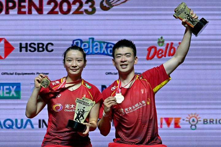 Zheng/Huang menyelesaikan partai pertama final Indonesia Open 2023 di Istora Senayan Jakarta dengan kemenangan atas Yuta/Arisa dua gim langsung 21-14, 21-11.