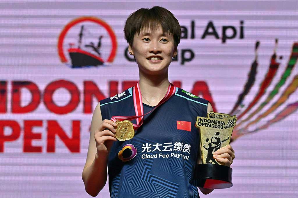 Atlet bulu tangkis tunggal putri Tiongkok Chen Yu Fei menjadi kampiun Indonesia Open 2023 usai menghentikan kebangkitan pebulu tangkis Spanyol Carolina Marin di babak final, Minggu, 18 Juni 2023.