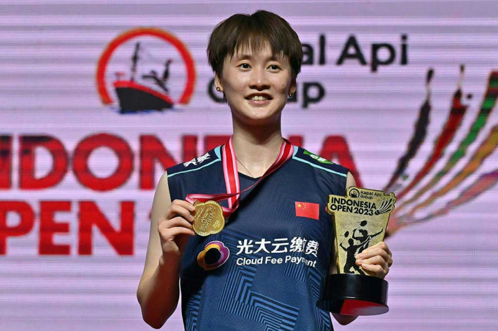 Atlet bulu tangkis tunggal putri Tiongkok Chen Yu Fei menjadi kampiun Indonesia Open 2023 usai menghentikan kebangkitan pebulu tangkis Spanyol Carolina Marin di babak final, Minggu, 18 Juni 2023.