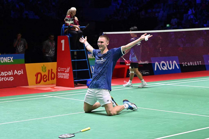 Anthony Sinisuka Ginting dipaksa mengakui keunggulan Viktor Axelsen dengan dua gim langsung pada babak final Indonesia Open 2023, Minggu, 18 Juni 2023.