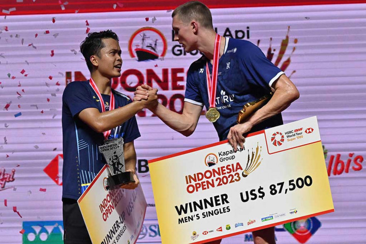 Dalam pertandingan yang berlangsung di Istora Gelora Bung Karno, Jakarta, Ginting yang tampil dengan kemampuan maksimal harus puas sebagai runner-up setelah takluk 14-21, 13-21.