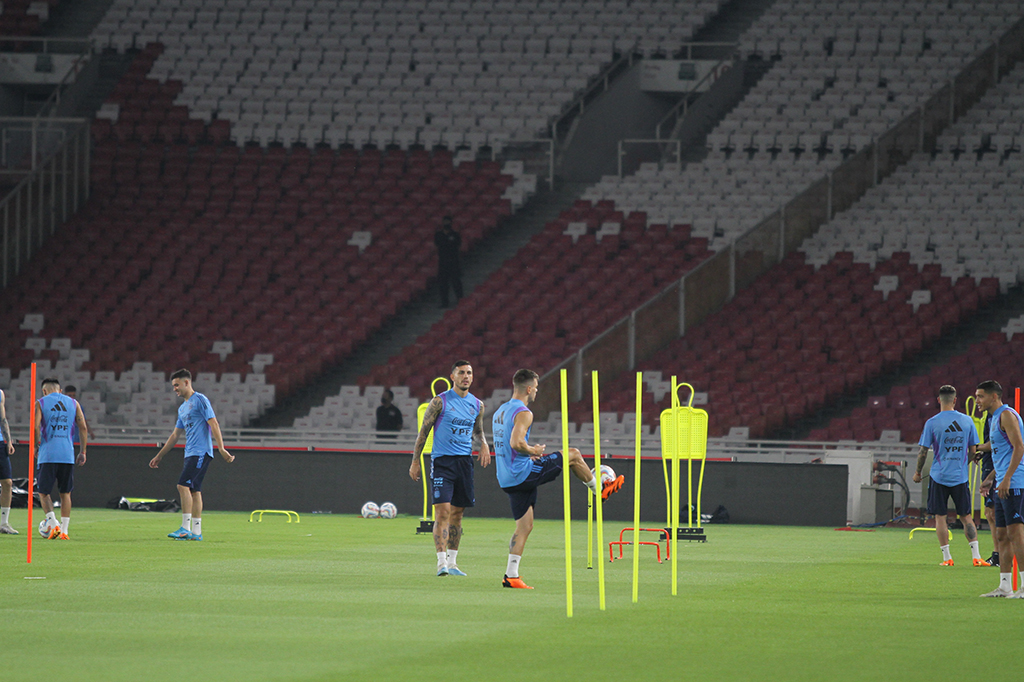 Latihan dilaksanakan oleh Timnas Argentina lebih awal pada pukul 18.30 WIB. Sedangkan Timnas Indonesia melaksanakan latihan pada pukul 19.45 WIB.
