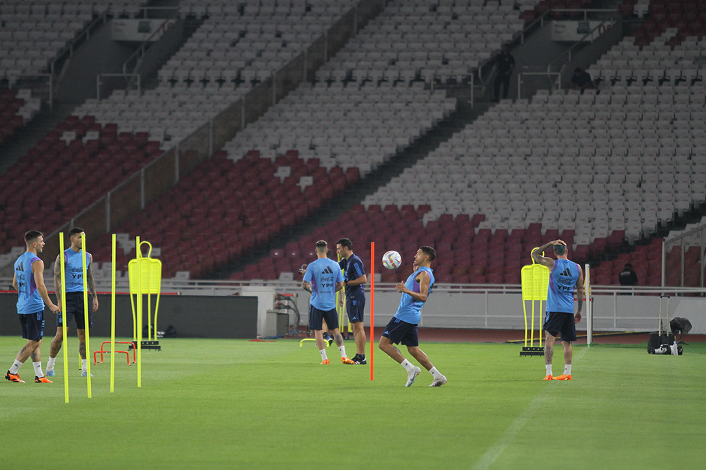 Jelang laga persahabatan, Timnas Argentina dan juga Timnas Indonesia menggelar latihan di Stadion Utama Gelora Bung Karno, Jakarta, Minggu, 18 Juni 2023.