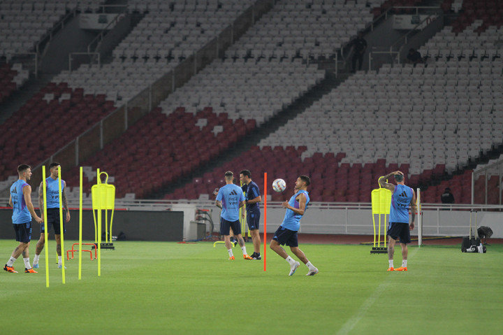 Jelang laga persahabatan, Timnas Argentina dan juga Timnas Indonesia menggelar latihan di Stadion Utama Gelora Bung Karno, Jakarta, Minggu, 18 Juni 2023.