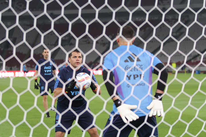 Sementara dari tim yang berstatus juara Piala Dunia, pelatih Argentina Lionel Scaloni memutuskan untuk memberi waktu liburan untuk pemain-pemain senior seperti kapten Lionel Messi, winger Angel Di Maria dan bek Nicholas Otamendi.