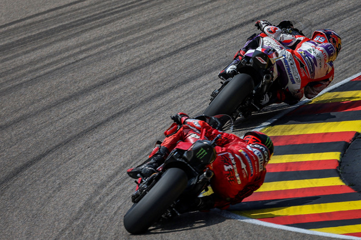 Pebalap asal Spanyol dari tim Prima Pramac Racing Jorge Martin berhasil menjuarai MotoGP 2023 seri ketujuh yang dimainkan di Sirkuit Sachsenring Jerman, Minggu WIB, setelah berduel ketat dengan pebalap asal Italia dari tim Ducati Lenovo Team Francesco Bagnaia, demikian dilansir dari laman resmi MotoGP.