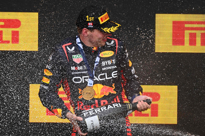 Verstappen berada di depan sejak awal balapan melaju mulus tanpa saingan hingga melewati garis finis. Leclerc dan Sainz melengkapi posisi empat dan lima dalam balapan ini.