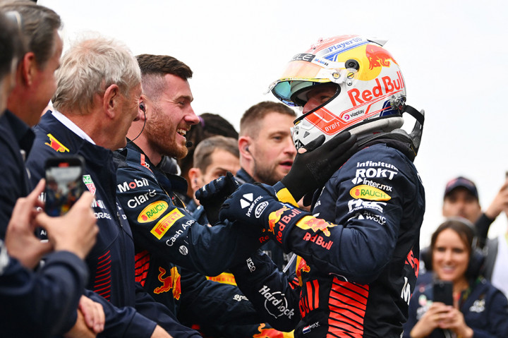 Verstappen mencatatkan waktu 1:33:58.348 selama balapan yang berlangsung 70 putaran tersebut.