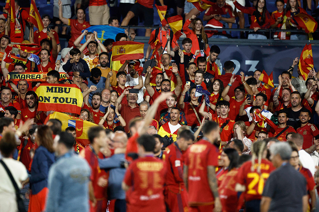 Spanyol dan Kroasia memulai pertandingan dengan hati-hati. Menurut catatan laman resmi UEFA, peluang pertama baru tercipta pada menit ke-10. Fabian Ruiz mengirim umpan silang ke dekat tiang, bola gagal ditangkap
kiper Kroasia Dominik Livakovic. Alvaro Morata menyambar bola dari jarak dekat, tetapi bendera offside buru-buru diangkat hakim garis.