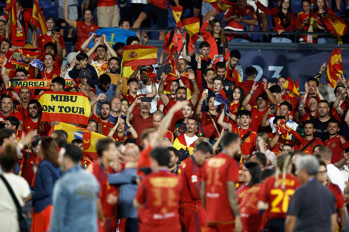 Spanyol dan Kroasia memulai pertandingan dengan hati-hati. Menurut catatan laman resmi UEFA, peluang pertama baru tercipta pada menit ke-10. Fabian Ruiz mengirim umpan silang ke dekat tiang, bola gagal ditangkap
kiper Kroasia Dominik Livakovic. Alvaro Morata menyambar bola dari jarak dekat, tetapi bendera offside buru-buru diangkat hakim garis.