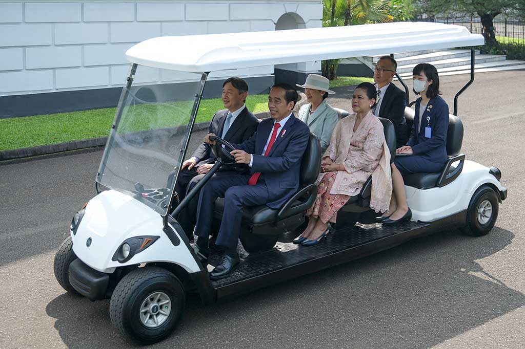 Presiden Joko Widodo menyopiri Kaisar Jepang Hironomiya Naruhito bersama Permaisuri Masako, saat menyambut keduanya di Istana Kepresidenan Bogor, Jawa Barat, Senin, 19 Juni 2023.