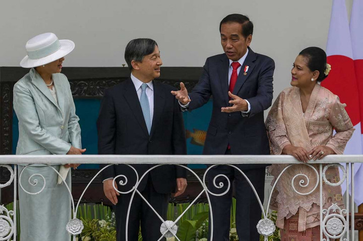 Jokowi dan Naruhito kemudian menuju ruang beranda untuk berbincang sejenak sebelum melakukan penanaman pohon bersama.