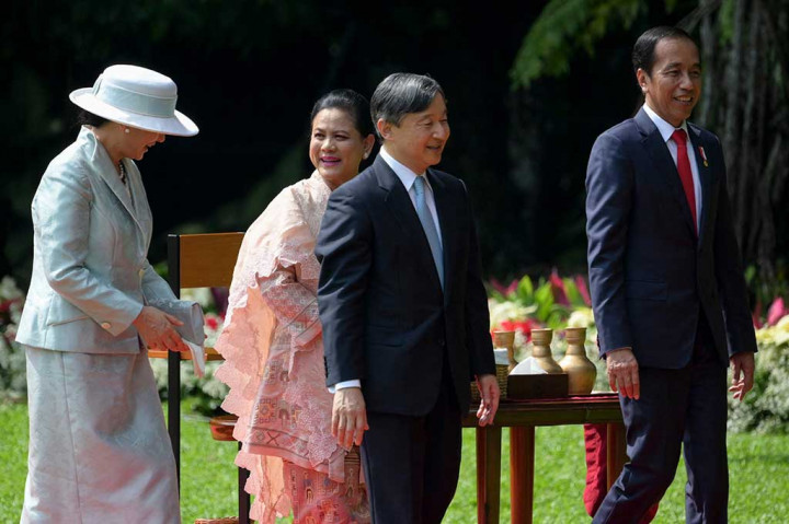 Setelahnya, Jokowi dan Iriana mengajak Naruhito dan Masako mengunjungi Griya Anggrek untuk melihat koleksi tanaman anggrek di Istana Bogor.