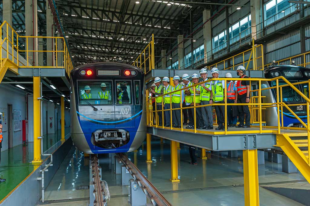 Selama kunjungan ke Depo MRT Lebak Bulus, Sekretaris Pers untuk Kaisar Jepang Kojiro Shiojiri menyebutkan bahwa Kaisar Naruhito menanyakan banyak hal dan mendapat penjelasan secara terperinci dari tenaga ahli asal Indonesia dan Jepang.