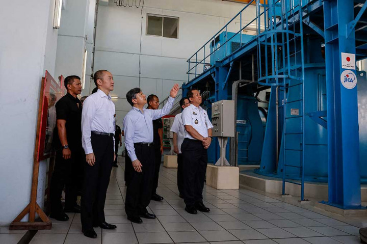 Sementara dalam kunjungan ke Waduk Pluit, Shiojiri mengatakan bahwa Kaisar Naruhito sangat berminat dalam hal pengelolaan air dan mengajukan berbagai pertanyaan selama kunjungan.