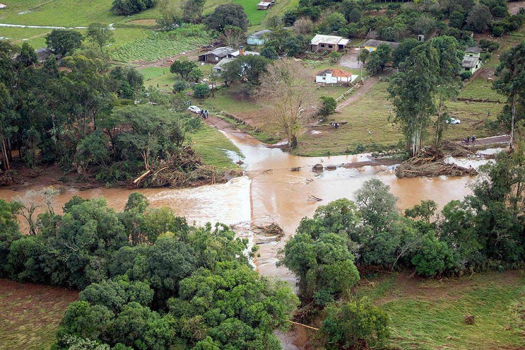 Dua mayat lagi ditemukan di kota pesisir Caraa, salah satu yang paling terpukul, sehingga jumlah korban tewas akibat badai menjadi 13 orang, kata badan pertahanan sipil negara.