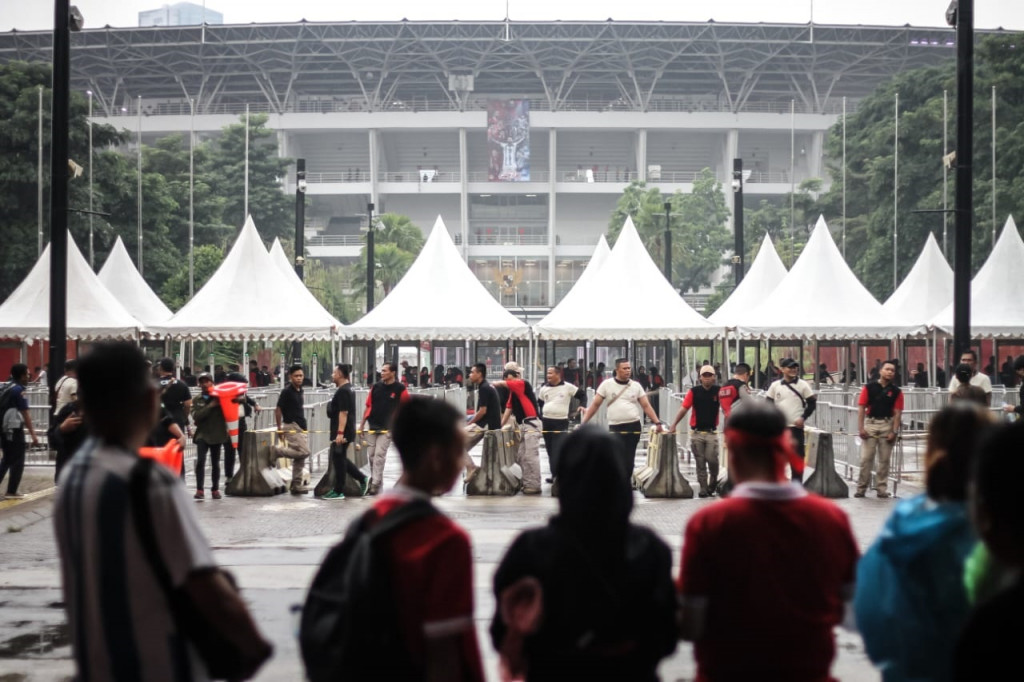 Laga persahabatan antara Timnas Indonesia dan Timnas Argentina digelar, Senin, 19 Juni 2023 pukul 19.30 WIB. Namun puluhan masyarakat yang hendak menonton laga ini sudah mulai memadati area stadion sejak pukul 15.00 WIB.