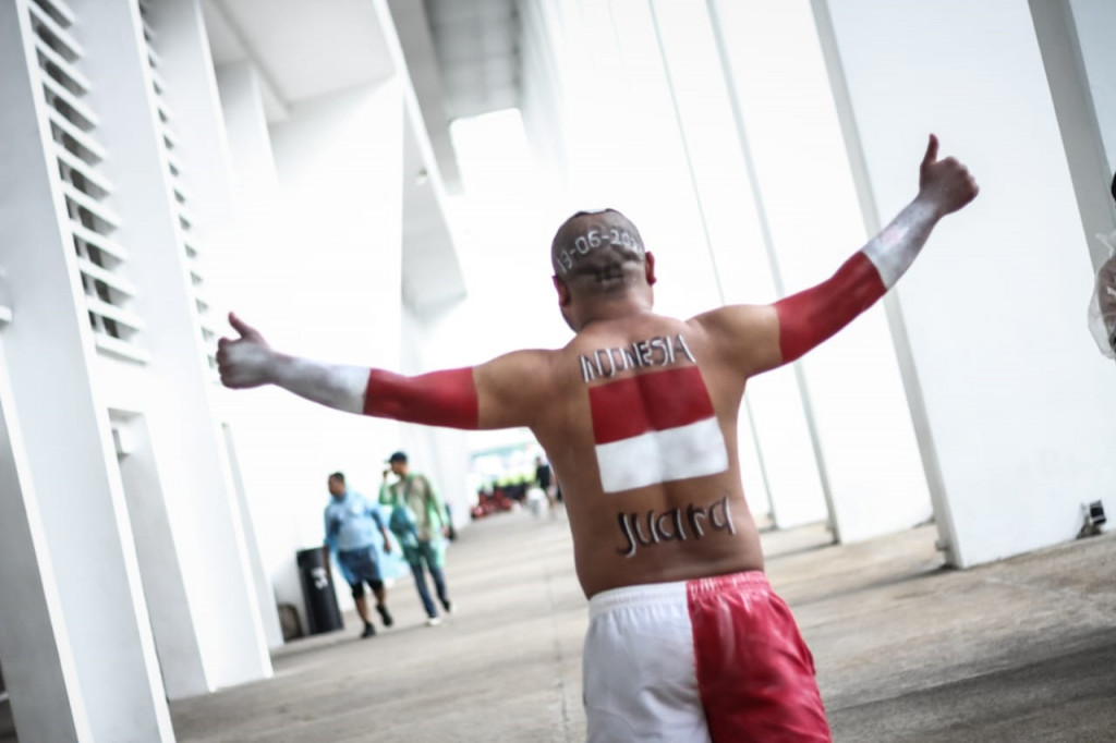 Dari banyaknya masyarakat yang datang, terpantau salah satu yang datang dengan penampilan yang unik.Warga tersebut bernama Pak Kanto. Pria asal Gunung Kidul tersebut hadir seorang diri dengan penampilan tubuh yang dipenuhi dengan cat berlukiskan wajah Ketua Umum PSSI Erick Tohir.