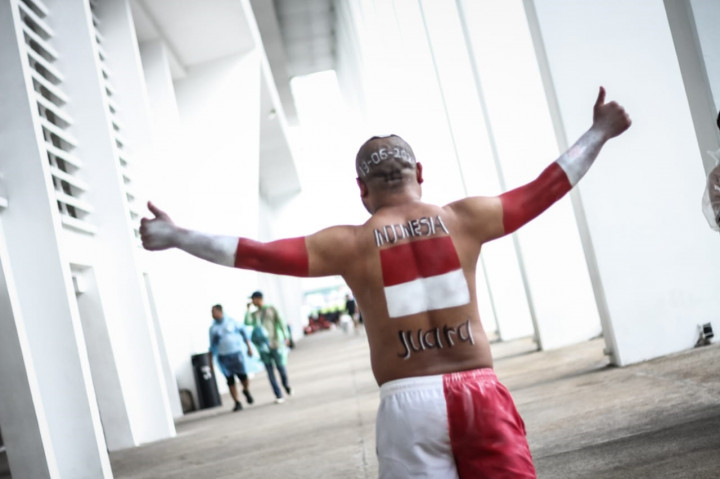 Dari banyaknya masyarakat yang datang, terpantau salah satu yang datang dengan penampilan yang unik.Warga tersebut bernama Pak Kanto. Pria asal Gunung Kidul tersebut hadir seorang diri dengan penampilan tubuh yang dipenuhi dengan cat berlukiskan wajah Ketua Umum PSSI Erick Tohir.