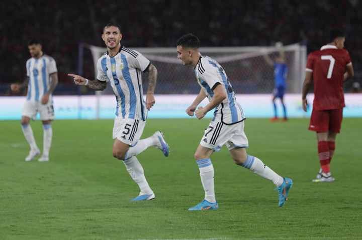 Barulah pada menit ke-38, sepakan keras Leandro Paredes dari luar kotak penalti membobol gawang Ernando Ari. Skor 1-0 untuk Argentina bertahan hingga jeda.