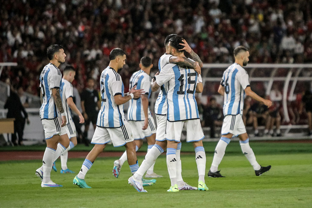 Albiceleste akhirnya berhasil memperbesar keunggulan pada menit ke-56 lewat sundulan Cristian Romero menyambut umpan Giovani Lo Celso.