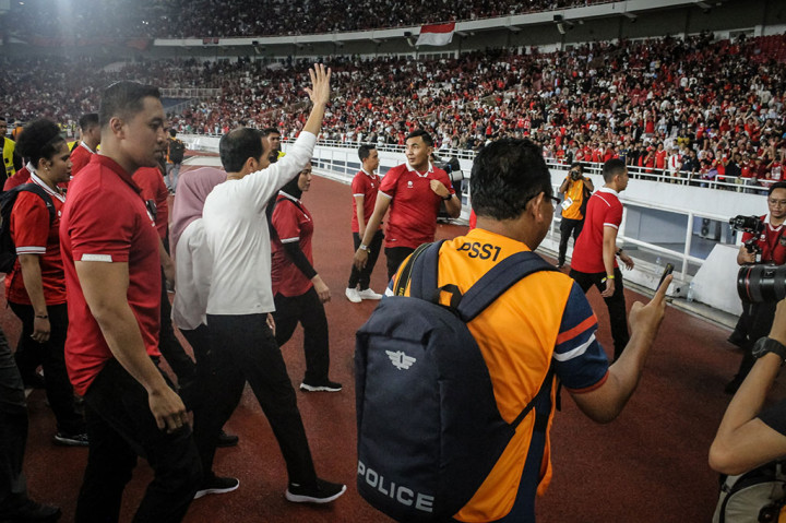 Selepas pertandingan yang dimenangkan Argentina 2-0, Presiden Jokowi dan Ibu Iriana kemudian turun ke lapangan dan menyalami satu per satu para pemain timnas Indonesia.