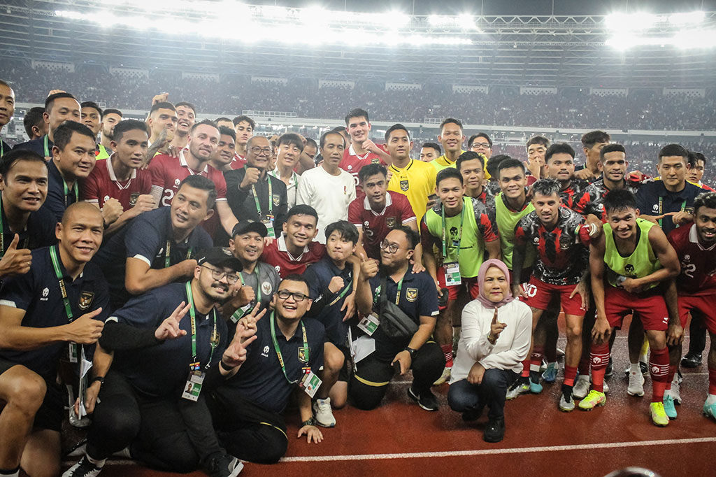 Jokowi dan Ibu Iriana kemudian berfoto bersama para penggawa Timnas Garuda, pelatih Shin Tae-yong dan staf pelatih.