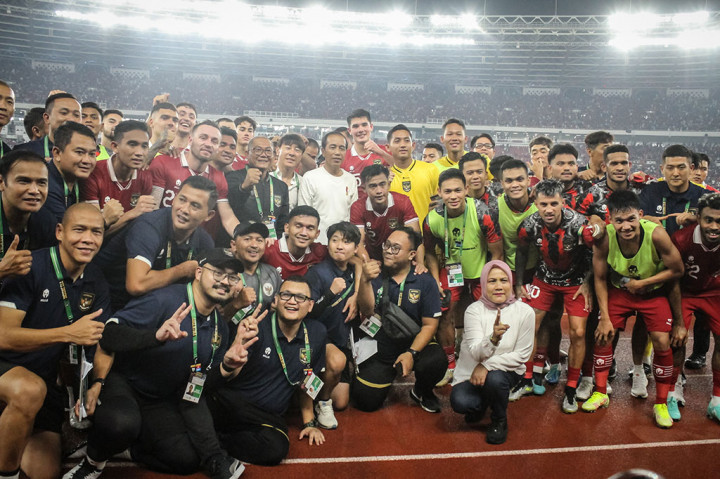 Jokowi dan Ibu Iriana kemudian berfoto bersama para penggawa Timnas Garuda, pelatih Shin Tae-yong dan staf pelatih.