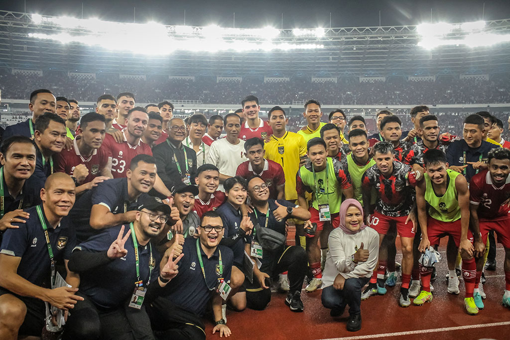 Antusiasme penggawa Timnas Garuda, pelatih Shin Tae-yong, dan staf pelatih saat foto bareng Presiden Jokowi dan Ibu Iriana.