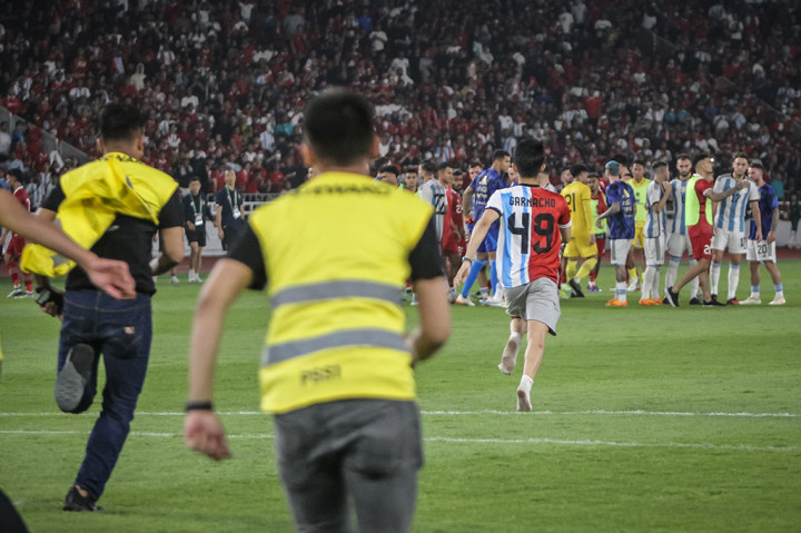 Aksi pria yang berlari ke arah kumpulan pemain Argentina tersebut sontak membuat para steward mengejarnya.