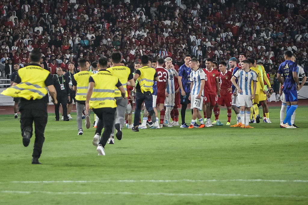 Penyusup tersebut ternyata penggemar pemain timnas Argentina Alejandro Garnacho. Dia kemudian berhasil berswafoto dengan pemain Manchester United Tersebut.