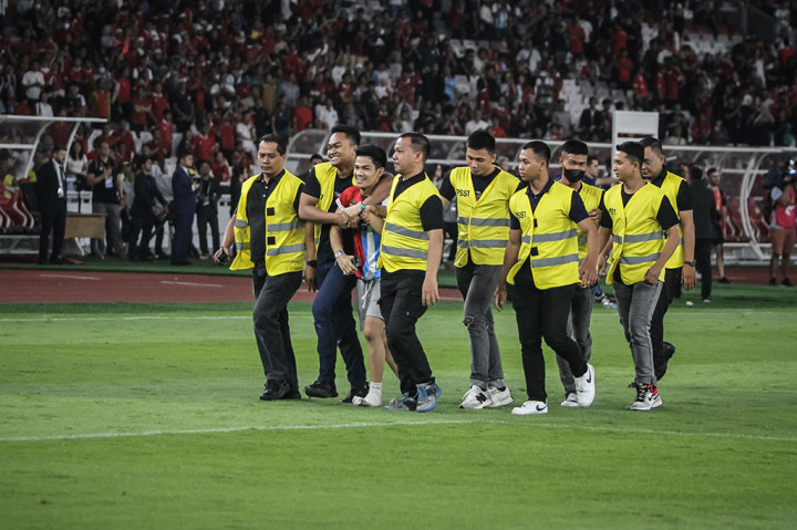 Tidak lama kemudian steward berhasil menangkap pria tersebut, dan membawanya ke luar lapangan.