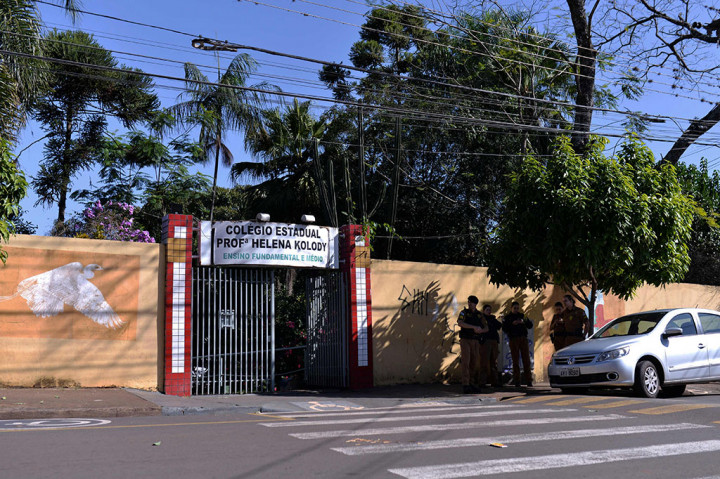 Seorang pria bersenjata melepaskan tembakan di sebuah sekolah di Brasil selatan, Senin, 19 Juni 2023 waktu setempat. Penembakan tersebut menewaskan seorang siswa berusia 16 tahun dan melukai seorang lainnya. Tersangka kemudian ditangkap.